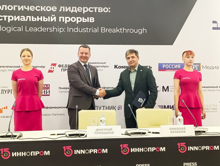 Документ подписали директор холдинга «Корпорация СТС» Николай Казаков (справа) и руководитель Екатеринбургского филиала «Ростелеком» Дмитрий Лукошков (слева)