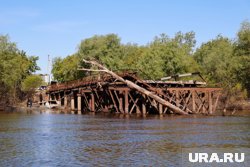 Мост разрушило во время паводка (архивное фото)