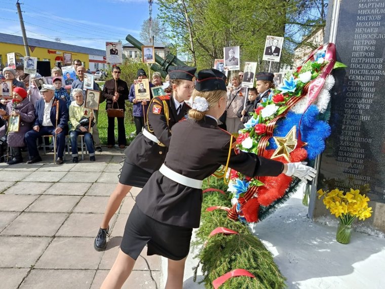 К мемориалу были возложены цветы