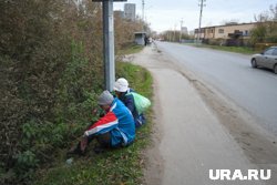 В поиске денег на проезд мы направились к остановке 