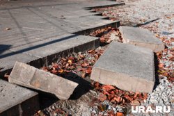 У входа разобрана плитка