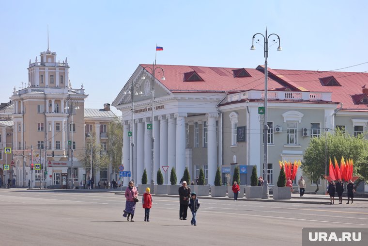 Здание Драмтеатра входит в архитектурный ансамбль площади Кургана