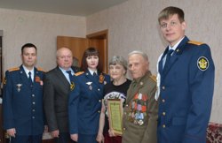 Сотрудники курганского УФСИН наградили ветерана Великой Отечественной войны