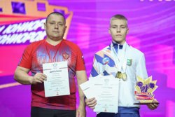 Сармачев завоевал золотую медаль (справа)