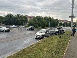 Две иномарки столкнулись в Энергетиках