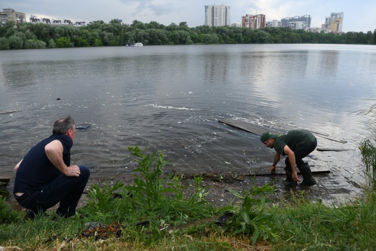 Безопаснее купаться в речках и озерах с проточной водой