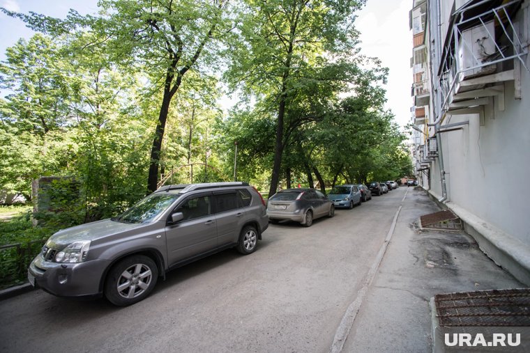 Машины стояли во дворе в Кургане