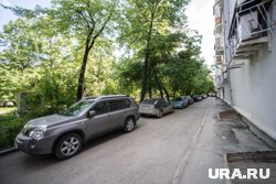 Машины стояли во дворе в Кургане