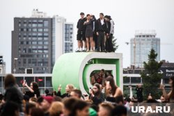 Артисты отказывались продолжать петь, пока молодые люди не слезут с возвышений