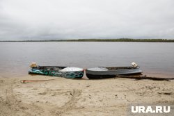 Мужевцы самостоятельно демонтируют старые лодочные балки для очистки берега Оби