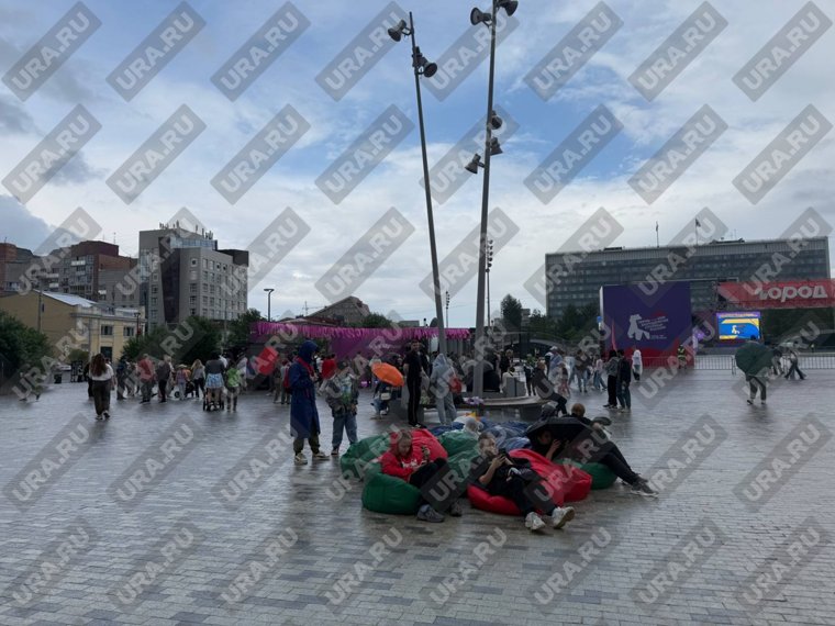 Молодежь дождь не пугает