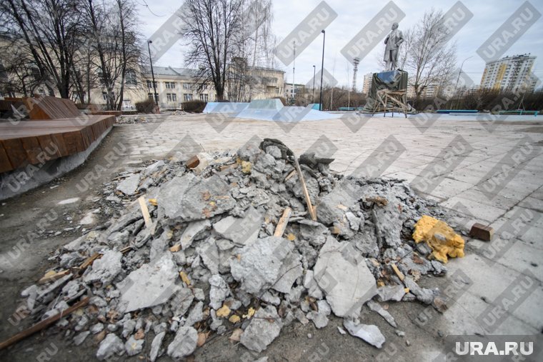 На площади продолжается реконструкция