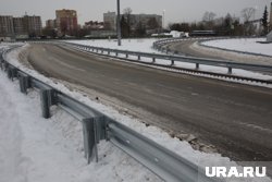 Югорчане вынуждены перебегать федеральную трассу, чтобы попасть на работу