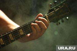 Сургутский артист Сергей Большов спел на одной сцене с певцом Akmal