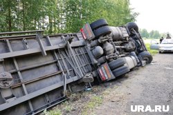 В Курганской области вытаскивали фуру с чемоданами, слетевшую в кювет