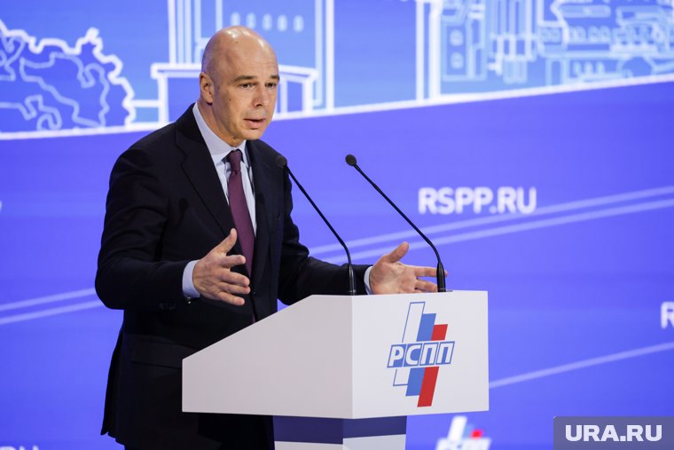 При распределении по окончании института Силуанов попросил направить его в Минфин РСФСР