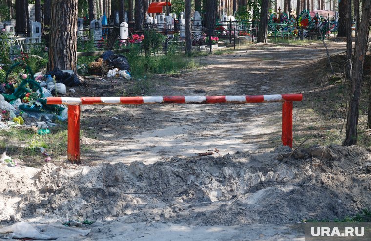 Несмотря на перекрытые подъезды на кладбище продолжаются незаконные похороны