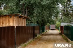 Соседи построили на территории дома высокий забор (архивное фото)