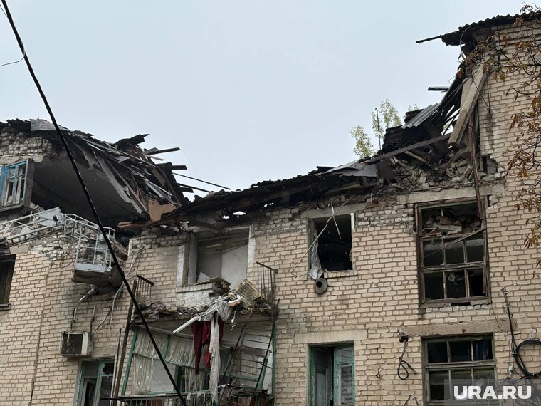 В данный момент спасатели с помощью спецтехники разбирают завалы