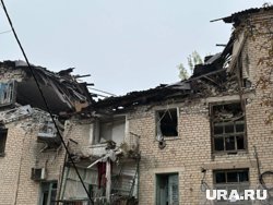В данный момент спасатели с помощью спецтехники разбирают завалы