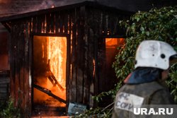 В Новом Уренгое горит деревянный расселенный дом (фото из архива)