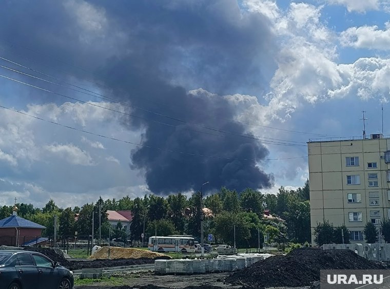 Крупный пожар виден издалека