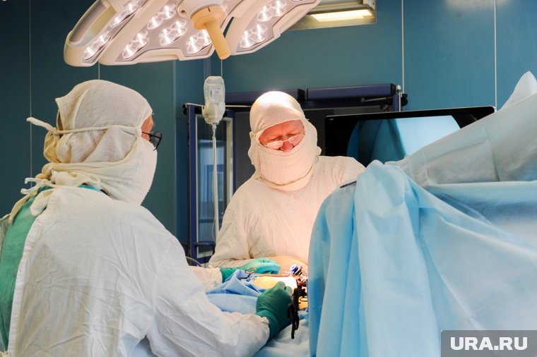 Сургутские онкологи удалили пациенту опухоль размером с футбольный мяч