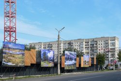 Репродукции художника Германа Травникова украсили забор строящегося ЖК