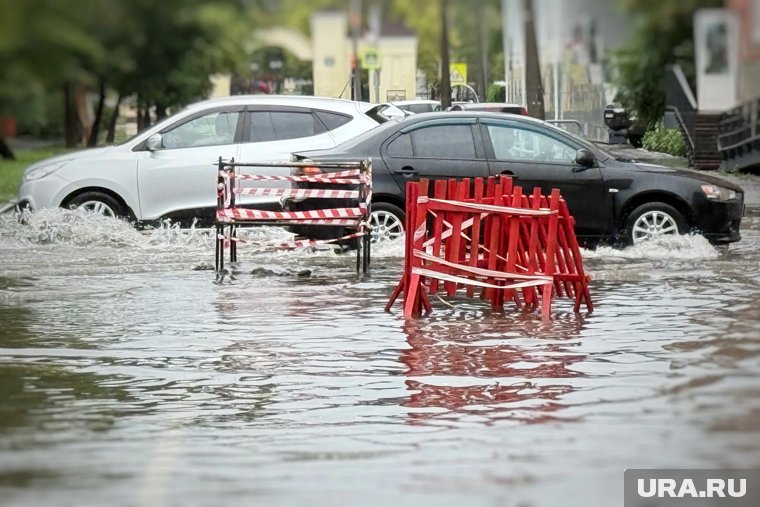 Если нужна откачка воды, тюменцы могут обратиться в свою УК, в «Дирекцию автомобильных дорог и мостов», в ТОДЭП или квартальным