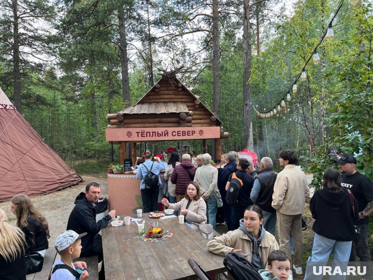 Огромная очередь за блинами и супом