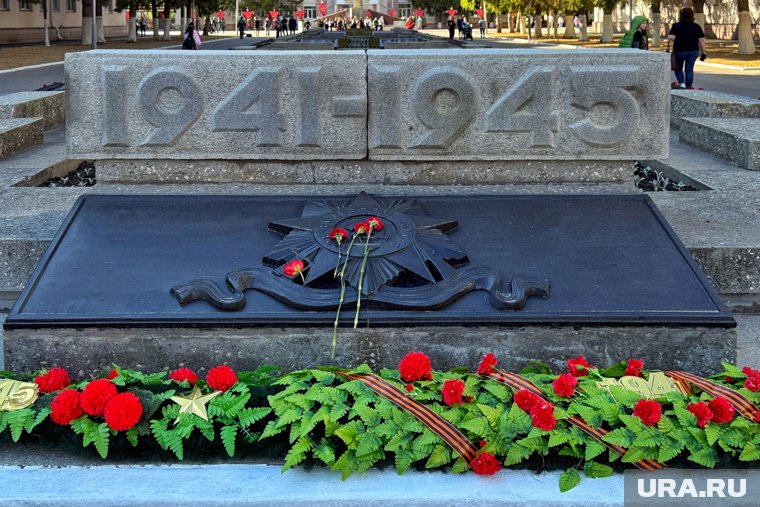 Полвека курганцы возлагают цветы к мемориалу в сквере Победы
