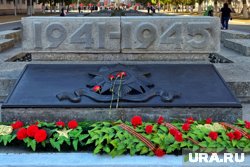 Полвека курганцы возлагают цветы к мемориалу в сквере Победы