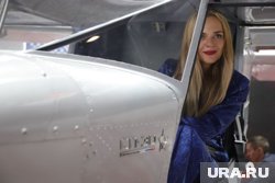 Красивых девушек приглашают работать на стендах выставки