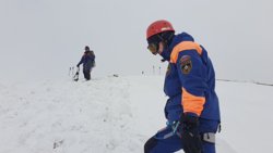 Группа подготовленных спасателей могла бы вытащить Наговицину, если она спустилась пониже 