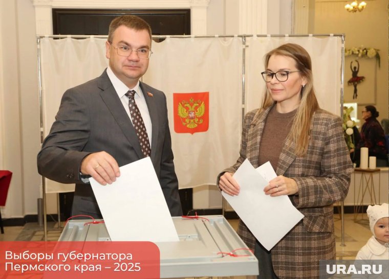 Мэр Перми Эдуард Соснин пришел на избирательный участок с женой и детьми