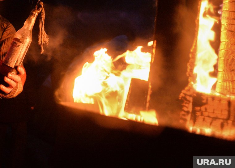 В Мегионе судят женщину за поджог мэрии и полицейских машин
