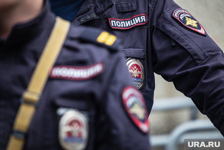 Силовики закрыли проход в офис УК
