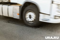 Фура после ДТП частично перекрыла движение на трассе