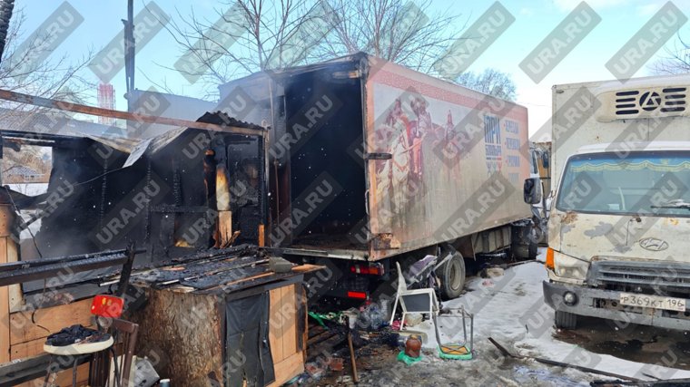 Огонь перекинулся на большегруз