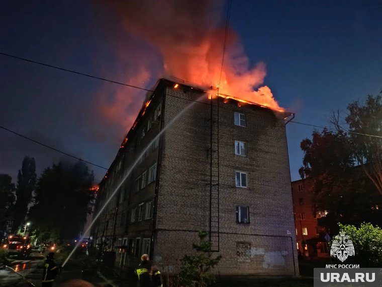 В Липецкой области пожарные тушат крышу жилого дома