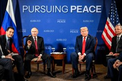 Путин и Трамп во время встречи на территории военной базы США 
