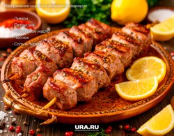 Лимон придает мясу легкую кислинку и насыщенный цвет, а зелень— аромат
