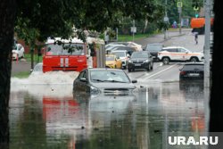 Машины буквально «плывут» по улицам, сообщили очевидцы