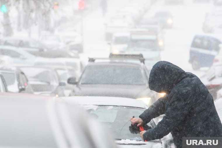 В снегопад стоит быть внимательней на дорогах