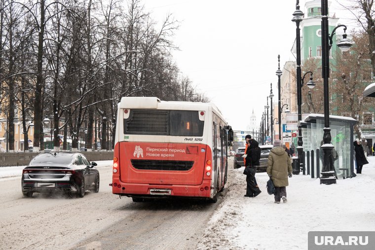 Больших сугробов на остановках в центре города нет