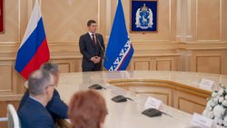 Дмитрий Артюхов вручил награды заслуженным жителям региона