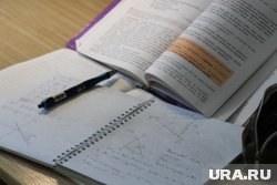 Школьники делают домашнее задание через нейросети