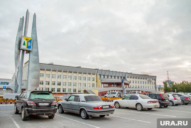 В Нижневартовск сел самолет из-за отказа двигателя 
