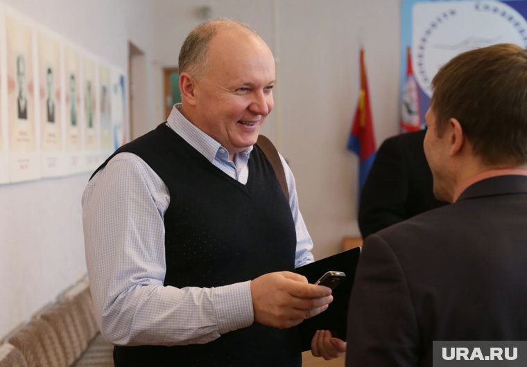 Он оформил отпуск по основному месту работы