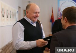 Он оформил отпуск по основному месту работы